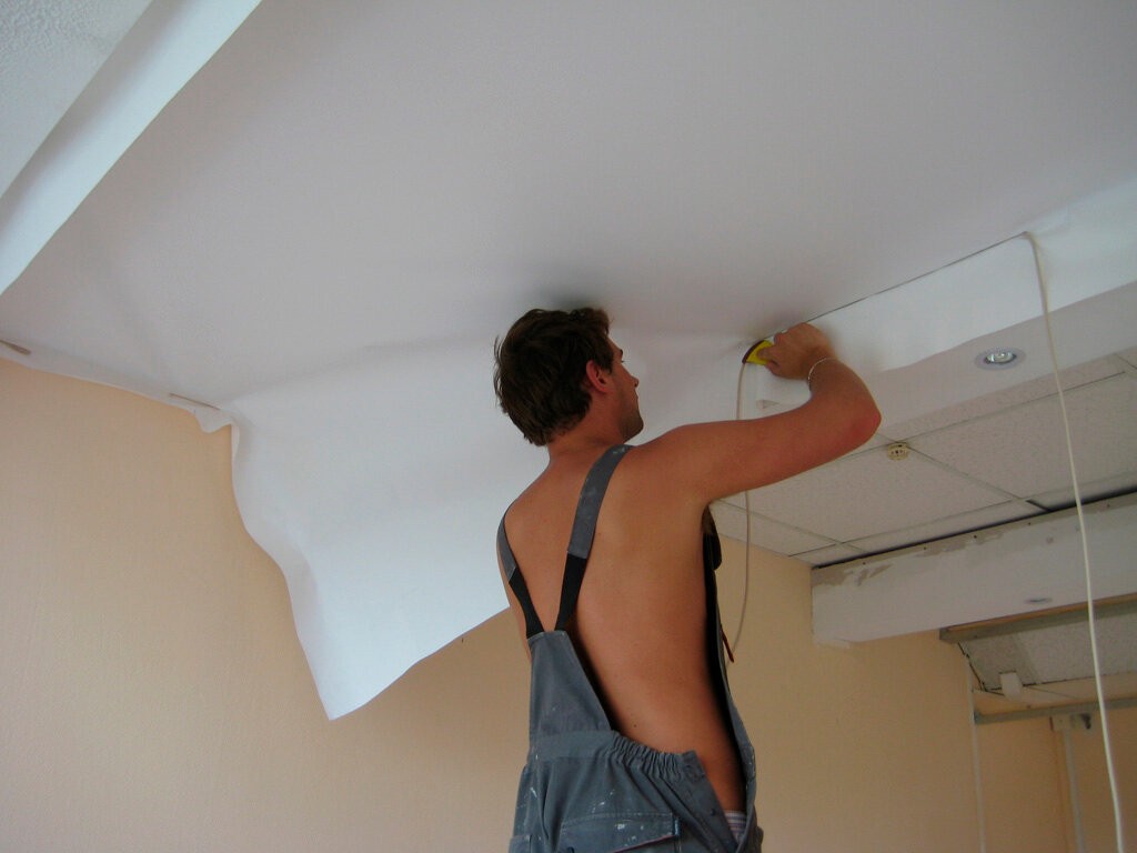 Как сделать монтаж натяжного потолка своими руками — пошаговая инструкция по установке